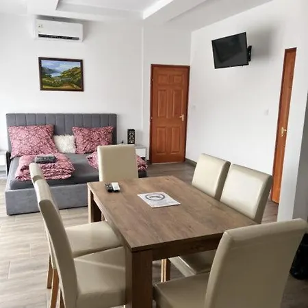 شقة Colosseum Etterem Es Apartman