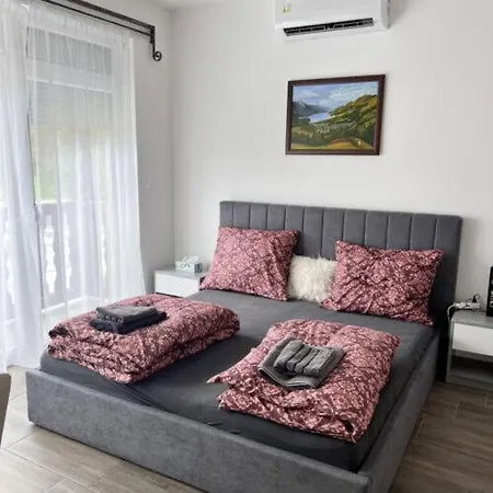 Colosseum Etterem Es Apartman شقة *